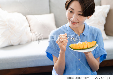 年輕女子吃瓜生活方式形象 127784044