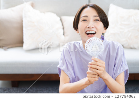 使用手扇的年輕女子 — 生活方式形象 127784062