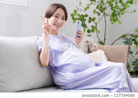 操作智慧型手機的孕婦生活方式形象 127784080