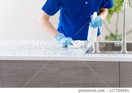 年輕的房屋清潔女生活方式形象 127784093