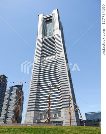 I look up at the landmark tower I look up at the landmark tower 127784190