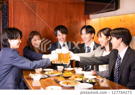 飲酒聚會：年輕人在居酒屋舉杯 127784273