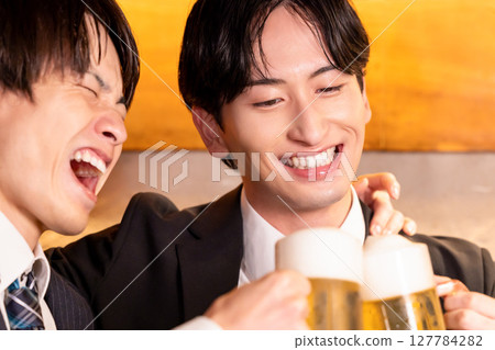 飲酒聚會：年輕人在居酒屋舉杯 127784282