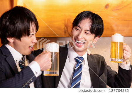 飲酒聚會：年輕人在居酒屋舉杯 127784285