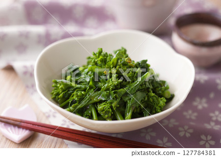 Dipping rice blossoms 127784381