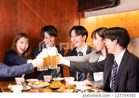 飲酒聚會：年輕人在居酒屋舉杯 127784385