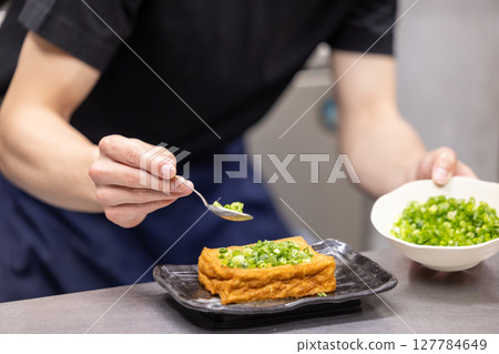 居酒屋:廚房裡忙碌的男人的手 居酒屋:廚房裡忙碌的男人的手 127784649