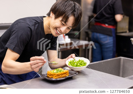 Izakaya: Izakaya staff working in the kitchen 127784650