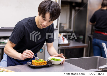 居酒屋：在居酒屋廚房工作的員工 127784651