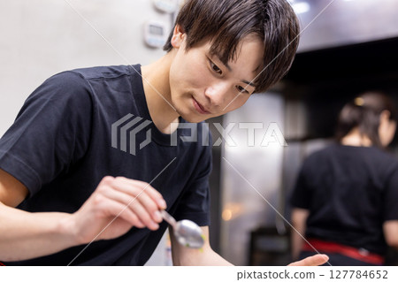 居酒屋：在居酒屋廚房工作的員工 127784652