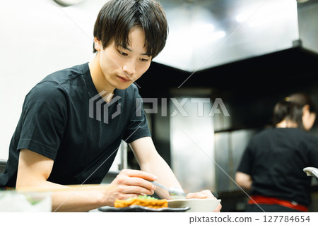 居酒屋：在居酒屋廚房工作的員工 127784654