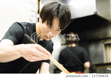 居酒屋：在居酒屋廚房工作的員工 127784656