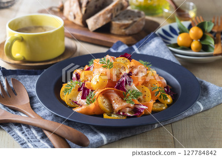 醃鮭魚沙拉佐金橘胡蘿蔔 醃鮭魚沙拉佐金橘胡蘿蔔 127784842