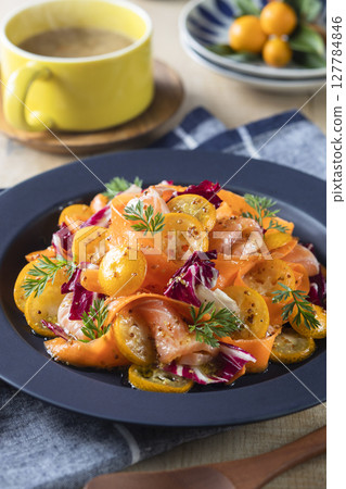 醃鮭魚沙拉佐金橘胡蘿蔔 127784846