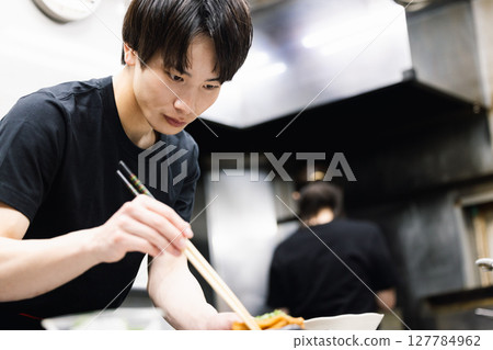 居酒屋：在居酒屋廚房工作的員工 127784962