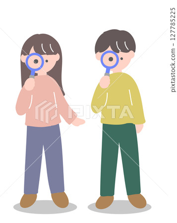 透過放大鏡看的年輕夫婦 透過放大鏡看的年輕夫婦 127785225