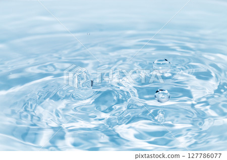 水滴落在水面上。 127786077