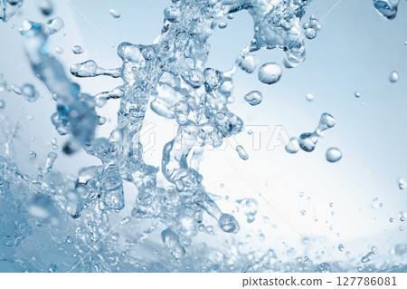 水濺在藍色背景上。 水濺在藍色背景上。 127786081