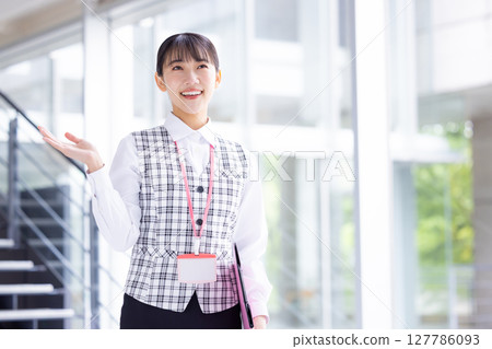 穿著醫務人員制服的女人的畫像 127786093