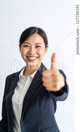 一位女商人擺出優美的姿勢（AI 生成的圖像） 127786585