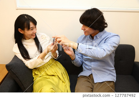 一對操作智能手機的夫婦 一對操作智能手機的夫婦 127787492
