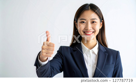 一位女商人擺出優美的姿勢（AI 生成的圖像） 127787719