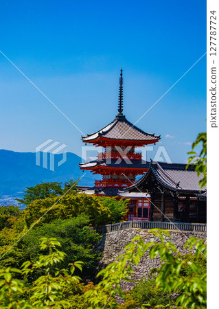 [Kyoto scenery] A beautiful distant view of Kiyomizu-dera Temple and Kyoto city 127787724
