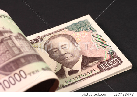 10,000 日元紙幣特寫 127788478