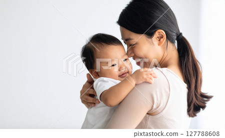 母親抱著嬰兒（人工智慧產生的圖像） 127788608
