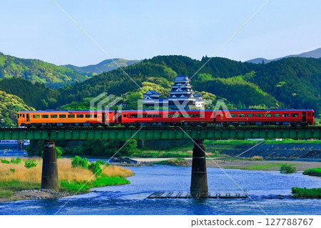 [愛媛縣]穿越大洲城和Hijikawa橋的觀光火車（Iyonada Monogatari） 127788767