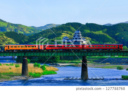 [愛媛縣]穿越大洲城和Hijikawa橋的觀光火車（Iyonada Monogatari） 127788768