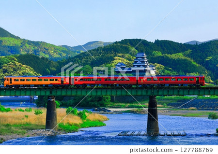 [愛媛縣]穿越大洲城和Hijikawa橋的觀光火車（Iyonada Monogatari） 127788769