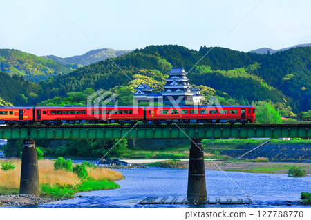 [Ehime Prefecture] Sightseeing train crossing Ozu Castle and Hijikawa Bridge (Iyonada Monogatari) 127788770
