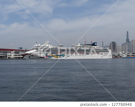 The luxury cruise ship Norwegian Jewel anchored in the port of Kobe 127788948