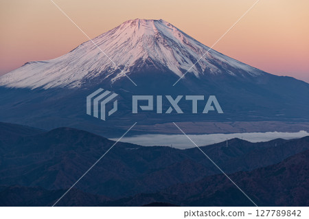 從丹澤的檜木丸眺望朝陽下的富士山 127789842