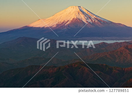 Fuji of the morning glow seen from Tanzawa · Hinoko-maru 127789851