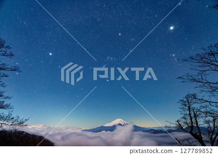從丹澤的檜木丸眺望的冬季星座和雲層之上的富士山 127789852