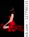 穿著紅色布料的性感日本年輕女子 127790115