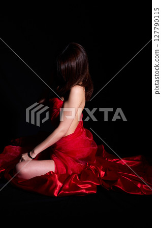 穿著紅色布料的性感日本年輕女子 127790115