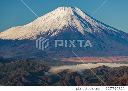Mt. Fuji and morning mist on Lake Yamanaka seen from Hinokiboramaru in Tanzawa 127790821