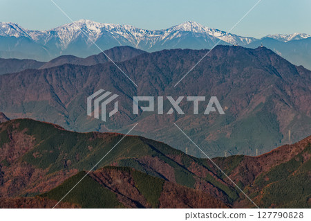 從丹澤的檜峠丸眺望深秋的三峠與白峰三山 從丹澤的檜峠丸眺望深秋的三峠與白峰三山 127790828