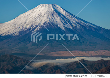 從丹澤檜木波丸看到的富士山和山中湖的瀑布雲 從丹澤檜木波丸看到的富士山和山中湖的瀑布雲 127790829