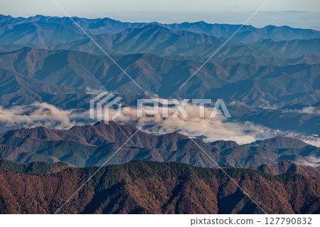 The Katsura River valley with morning mist seen from Hinokiboramaru in Tanzawa in late autumn 127790832