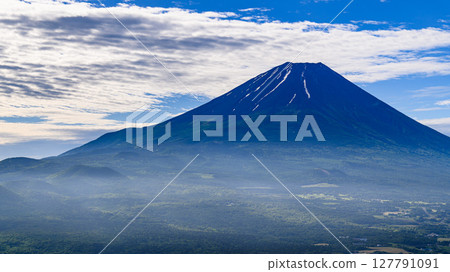 A spectacular view of the summer sky and Mt. Fuji - Ryugatake Observatory, Yamanashi Prefecture 127791091