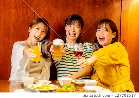 女子聚會上舉杯敬酒 127791517