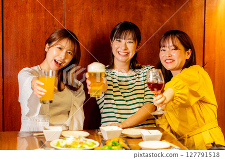 女子聚會上舉杯敬酒 127791518