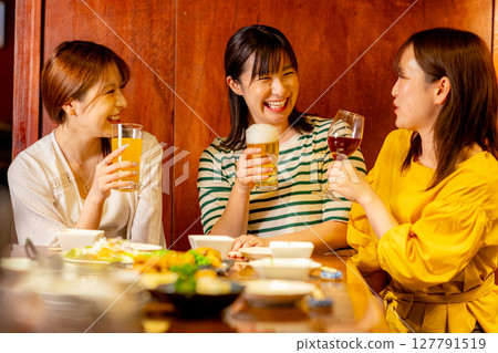 女子聚會上舉杯敬酒 127791519