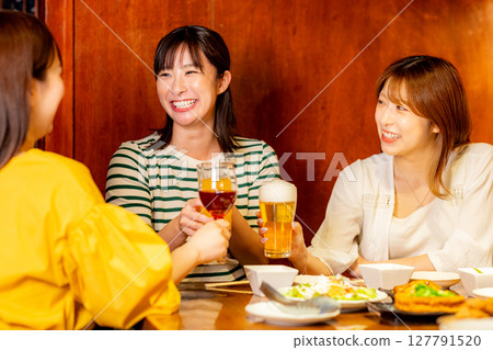 女子聚會上舉杯敬酒 127791520