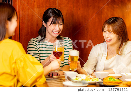 女子聚會上舉杯敬酒 127791521