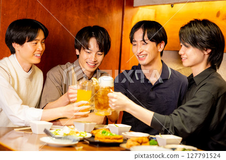 年輕人在居酒屋裡舉杯慶祝 127791524